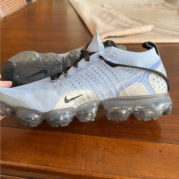 Nike Women’s VaporMax Flyknit 2 AirMax Sneakers in Aluminum, size 10 - Picture 4 of 10